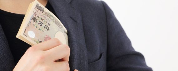 親の返済にお金を用意する男性